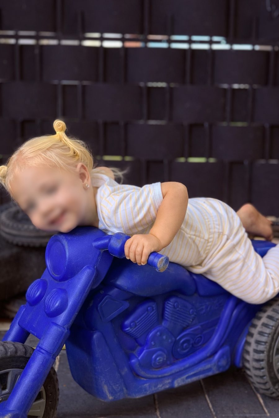 Peuter op speelgoedmotorfiets
